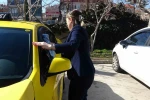 Üç çocuk annesi, taksi şoförlüğüyle hem ailesinin geçimine katkı sağlıyor hem de kadınlara örnek oluyor