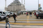 Üç şeritli yolda tehlikeli yaya geçidi korkutuyor