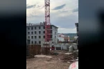 Ücretlerini alamadıklarını iddia eden işçiler kule vince çıktı