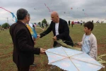 Uçurtması kopunca ağlayan çocuk için yöneticiler seferber oldu