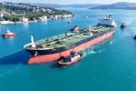 Ukrayna’nın vurduğu dev tanker İstanbul Boğazı’ndan geçirildi