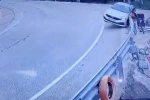 Uludağ yolunda kontrolden çıkan araç bariyerlere çarptı