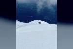 Uludağ’ın zirvesindeki donmuş Türk Bayrağını dağcılar değiştirdi