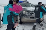 UMKE hasta kurtarmak için karlı yolları aşıyor