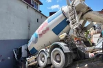 Ümraniye’de beton mikseri binaya çarptı: 1 yaralı 