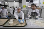 Üniversite öğrencileri kendi elleriyle yaptıkları pideleri iftar çadırında dağıttı