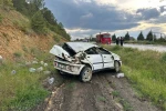 Uşak’ta otomobil şarampole devrildi: 3 yaralı