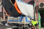 Üsküdar’da kamyonet ganyan bayisine girdi