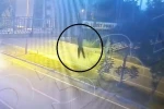 Üst geçitten atlayan 14 yaşındaki çocuğa otomobilin çarptığı anlar kamerada