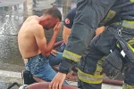 Üzerine döktüğü benzin gözlerinden ediyordu