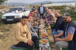 Üzüm alıcısından işçilere ziyafet