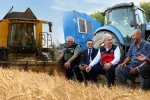 Vali Akın Tarlada Hasat Yaptı
