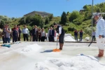 Vali Aygöl, tescilli Pülümür tuzunun üretimine kürek sallayarak eşlik etti