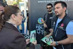 Vali çocuklarla çizgi film izledi, dijital bağımlılığa karşı uyardı