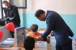 Vali Masatlı okulun ilk gününde gözyaşlarına boğulan minik öğrenciyi teselli etti