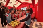 Vali öğrencilerle geleneksel oyunlar oynadı