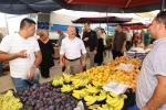 Vali Osman Varol semt pazarında vatandaşlarla buluştu