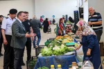 Vali Sözer kapalı pazarda tezgahları tek tek dolaştı