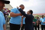 Vali Taşolar’dan engelli bireye duygulandıran jest