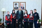 Vali Yılmaz, sporcu Gülsena Karakuyulu ve öğrencilerini makamında ağırladı