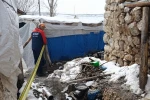 Van’daki depremde bir ahırın duvarı çöktü