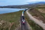 Van-İran seferi yapan yük treni Erçek Gölü kıyısında kartpostallık görüntüler oluşturuyor
