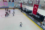 Van’da 30 derece sıcaklıkta buz pateni keyfi
