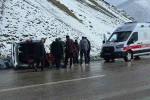 Van’da kaygan yolda devrilen kamyonette 1 kişi yaralandı