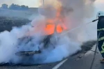 Van’da seyir halindeki otomobil alev alev yandı