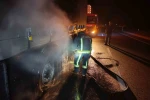 Van’da seyir halindeki tırın lastikleri yandı