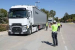 Van’da usulsüz park yapan tırlara yönelik denetim yaptı