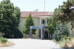 Vandallar, eski fizik tedavi merkezinin duvarlarına sprey boyalarla yazı yazdı