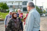 Vatandaşlar Başkan Elbi’yi, çiçeklerle karşıladı
