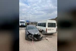Virajı alamayan otomobil park halindeki araca çarptı: 3 yaralı