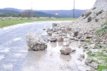 Yağış sonrası topraktan kaydı, kayalar yolu kapattı