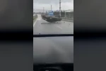 Yağışlı yolda makas atan otomobil tepetaklak oldu