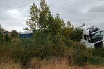 Yağışta yoldan çıkan tır şarampole girdi