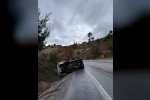 Yağmur sonrası kayganlaşan yolda pikap yan yattı