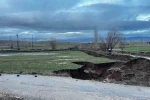 Yağmur sonrası yolda 4 metre derinliğinde çukur oluştu