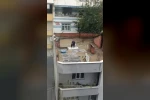 Yağmurlu havada çatıda halı yıkadı, görenler şaştı kaldı
