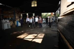 Yanan orman ürünleri fabrikasında inceleme