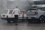 Yanan otomobile yol kenarındaki su birikintisinden doldurduğu kovayla müdahale etti
