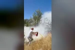 Yangını görüp aracındaki yangın tüpüyle muhtemel orman yangınının önüne geçti