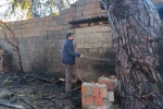 Yangının eve sıçramaması için alevlere hortumlarla müdahale ettiler
