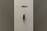 Yapay gölette mahsur kalan tilkiyi itfaiye kurtardı