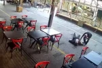 Yardım ediyormuş gibi yaptı, cüzdanını çaldı