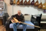 Yarım asırdır bağlamaya şekil veriyor, şimdi mesleğini çocuklarıyla sürdürüyor