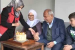 Yaşlı çift, çocukların getirdiği pasta ile Yaşlılar Haftası’nı kutladı
