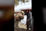 Yaşlı kadın elleriyle ördüğü çorapları iki yıldır Mehmetçiğe gönderiyor