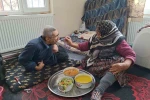 Yaşlı kadın engelli oğluna 61 yıldır ‘bebek’ gibi bakıyor: Azmiyle örnek oluyor